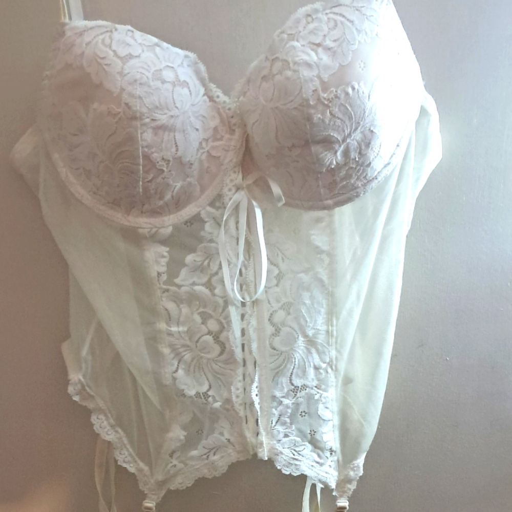 Elegant White Lace Bustier